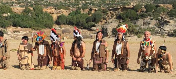 Σε παραλία των Χανίων εμφανίστηκαν 10 Ινδιάνοι – Δείτε τι κάνουν εκεί (εικόνα, βίντεο)